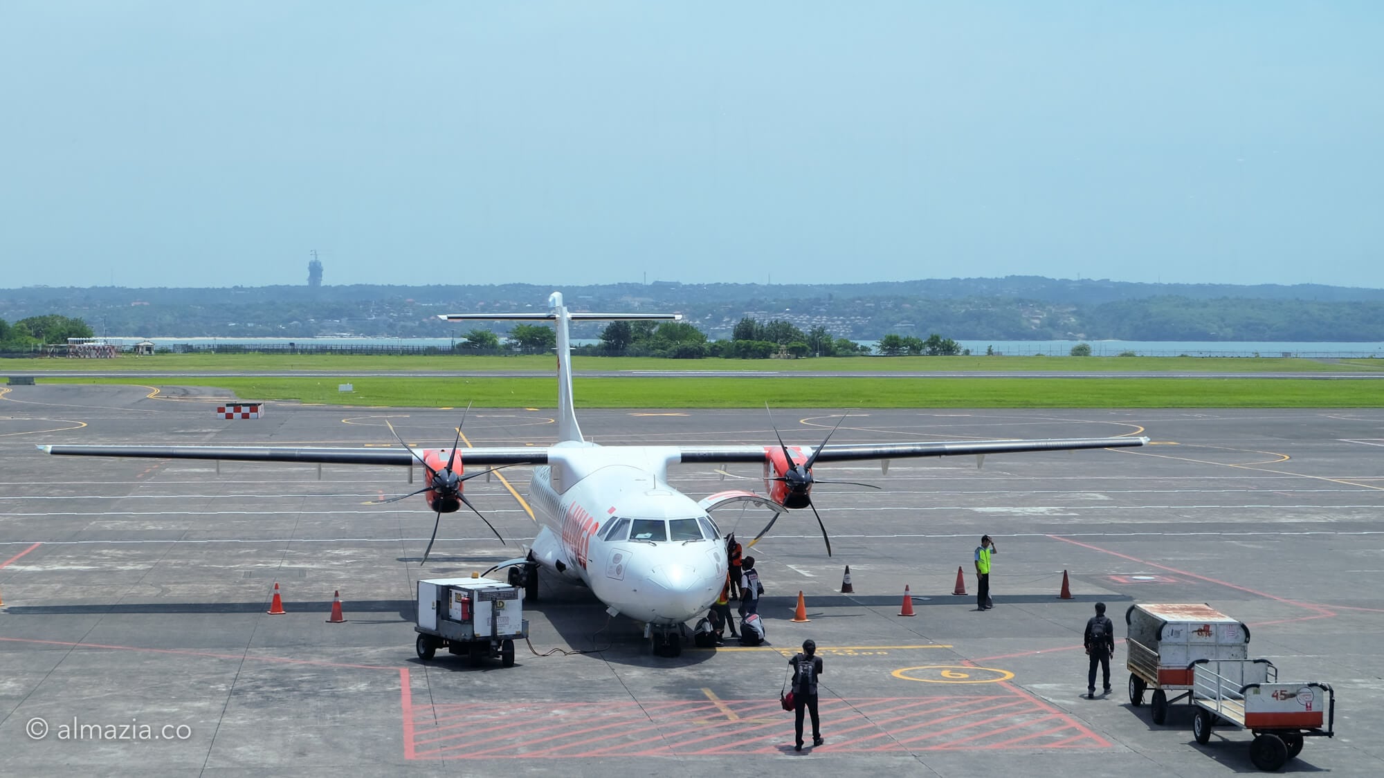 Pesawat baling-baling (ATR) yang membawa kami dari Bandara Ngurah Rai di Denpasar ke bandara Komodo di Labuan Bajo